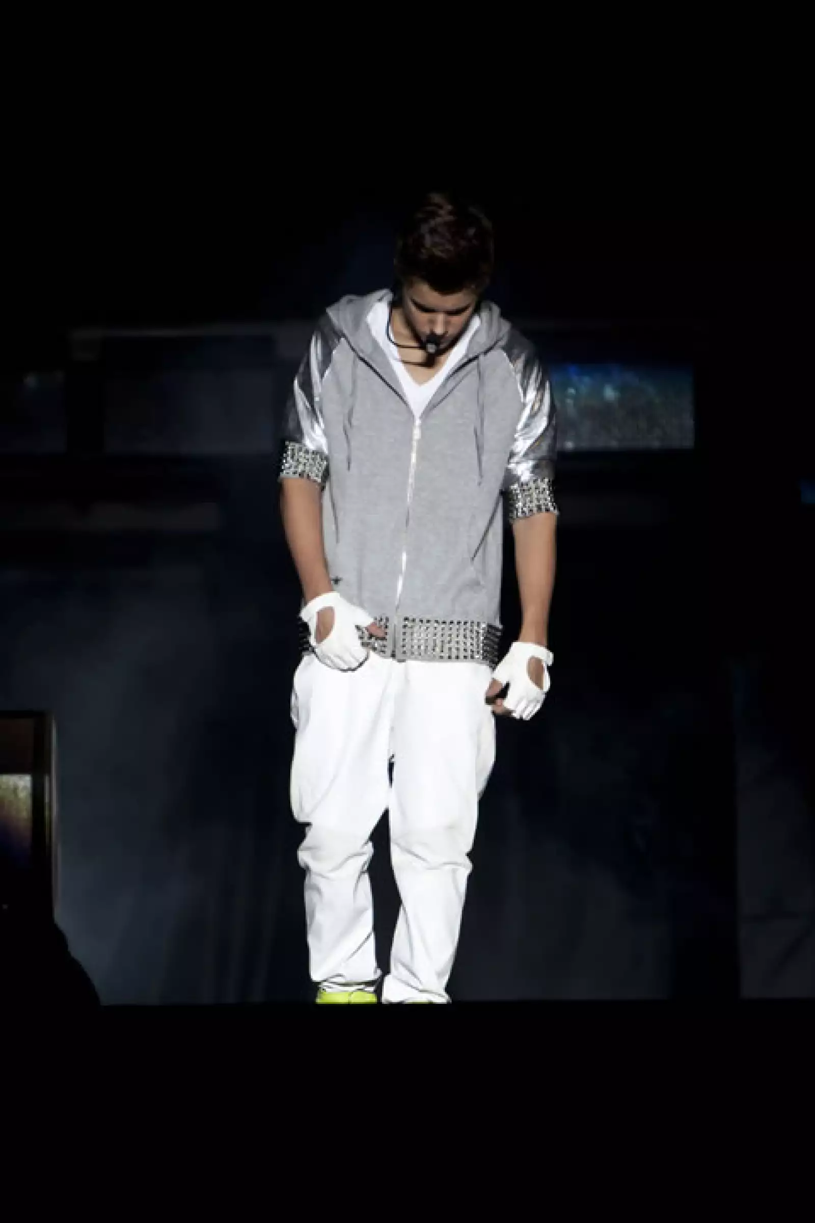 La velada continuó con `One less lonely girl´ y para beneplácito de su público, cantó acompañado por su guitarra y uno de sus músicos melodías como `One time´, `Never let you go´, `In your eyes´ y `Be alright´.