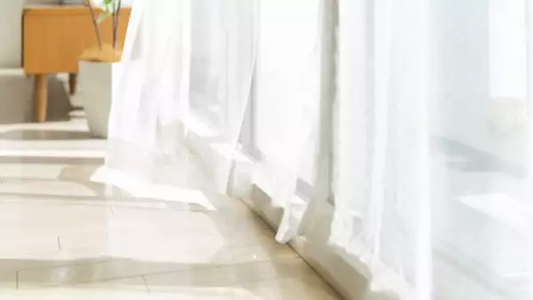 Curtain_swaying_in_the_wind