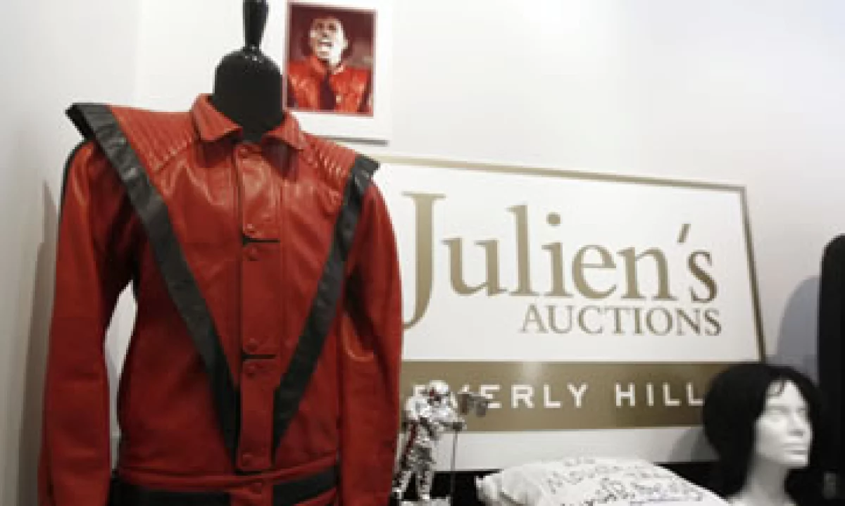 Michael Jackson usa la chaqueta en una escena en donde aparece con un grupo de zombies que salen de sus tumbas y empiezan a bailar. (Foto: AP)