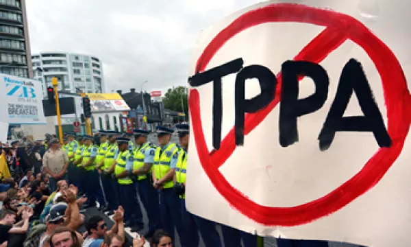 Más de 1,000 opositores al TPP se manifestaron en Auckland, donde se firmó el acuerdo.(Foto: Reuters)