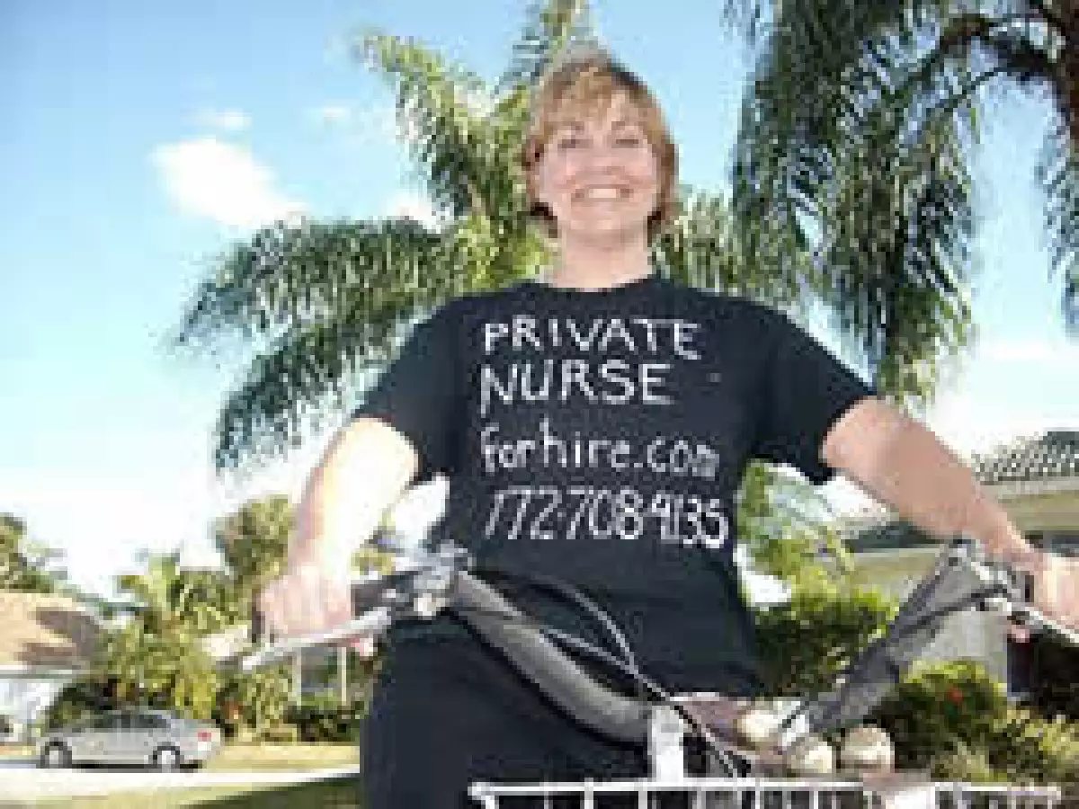 Peggy Greco, de 53 años, se promociona mientras pasea en bicicleta. (Foto: CNNMoney.com)