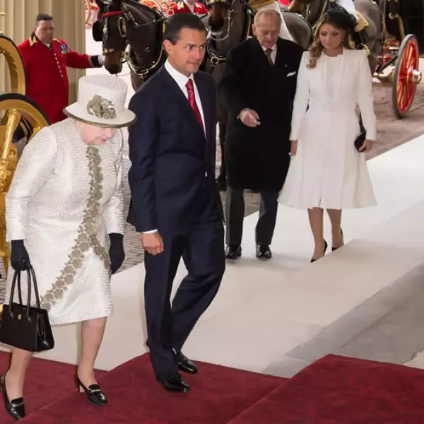 El mandatario mexicano con la reina Isabell II de Inglaterra.