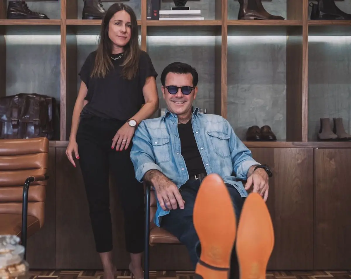 Adriana Soto y Eduardo Capetillo en el estudio de Adriana Soto, Eduardo usando las botas que en conjunto crearon. 