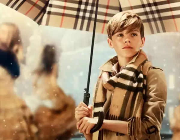 El segundo hijo de David y Victoria Beckham aumentó las ventas de Burberry en un 14%.