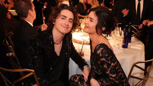 Kylie Jenner y Timothée Chalamet se besan en los Golden Globes.