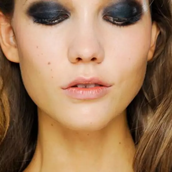 Para un look dramático Rodarte y Gucci utilizaron esta tendencia para impregnar a sus looks con mucho sex appeal.