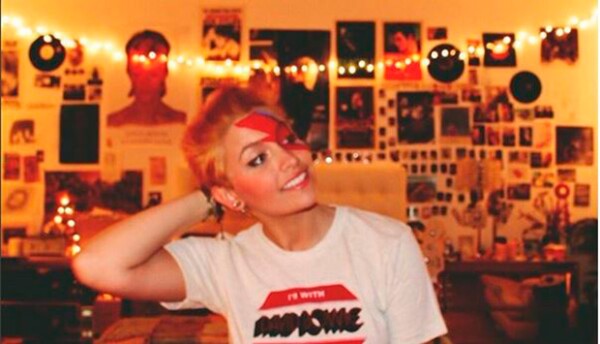Tras la muerte de David Bowie, la joven le rindió homenaje con este look.