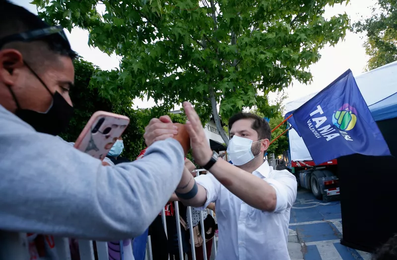 El candidato a la presidencia de Chile Gabriel Boric saluda a sus simpatizantes en su cierre de campaña en Valparaíso, Chile. 