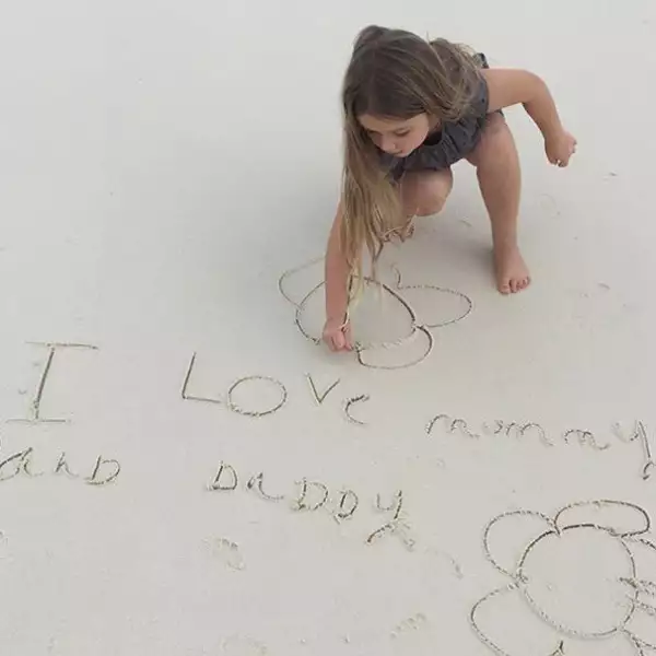 Harper Beckham y su tierno mensaje para sus papás