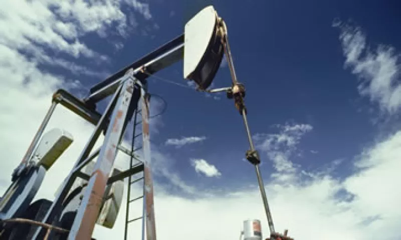 La AIE recortó su estimación de demanda de crudo de la OPEP en 2017 a 29.99 millones de bpd.  (Foto: AP)