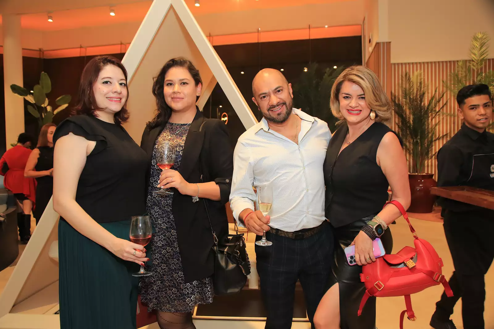 Elena Serratos , Emily Mosqueda, Víctor Martínez y Kena Pérez