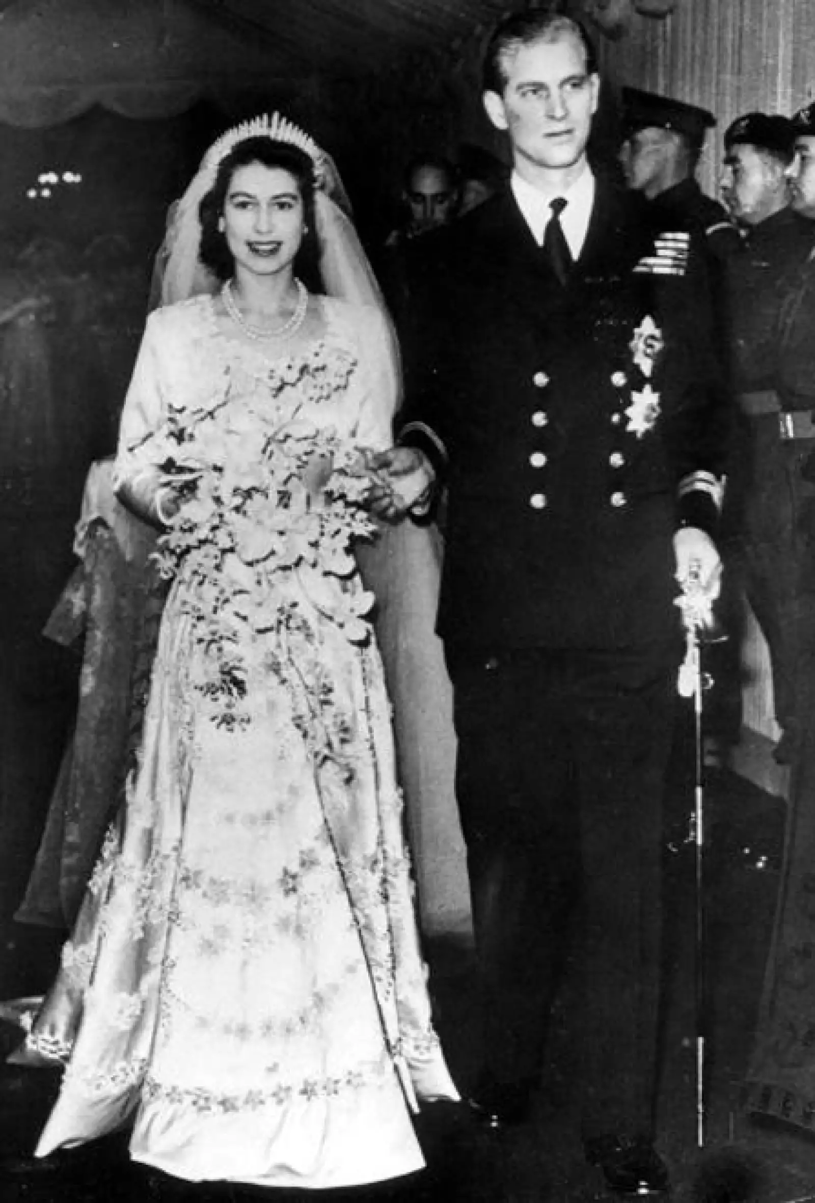 La reina Isabel II sólo tenía 21 años cuando se casó con el príncipe Felipe en 1946. Su conjunto nupcial estuvo confeccionado con satín, hilos de plata y 10 mil perlas importadas.