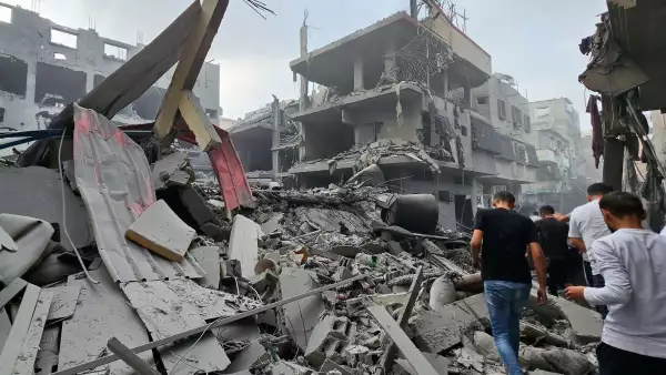 Los palestinos se reúnen en el lugar de los ataques israelíes contra las casas, mientras continúa el conflicto entre Israel y el grupo islamista palestino Hamas, en el norte de la Franja de Gaza el 23 de octubre de 2023.