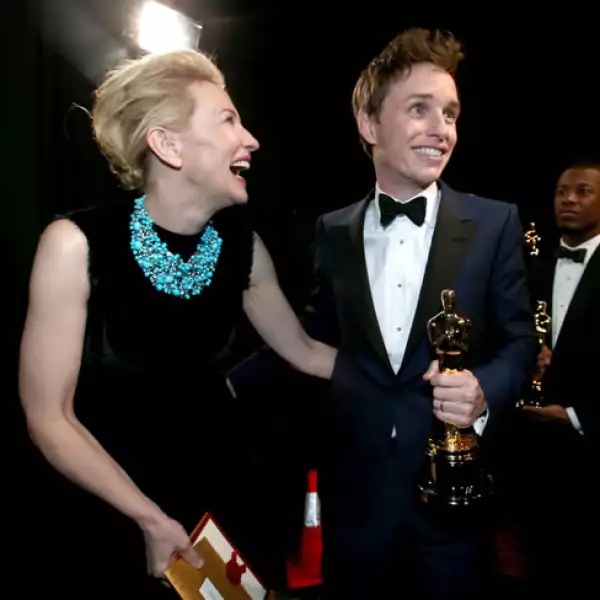 Cate Blanchett y el emocionado ganador por Mejor Actor, Eddie Redmayne.