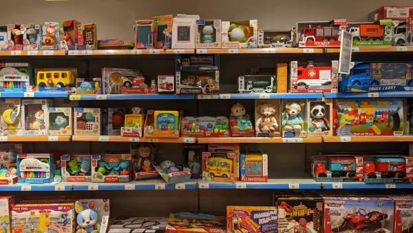 “Este año van a ser menos juguetes": Santa y los Reyes recorren tiendas y mercados en busca de regalos baratos