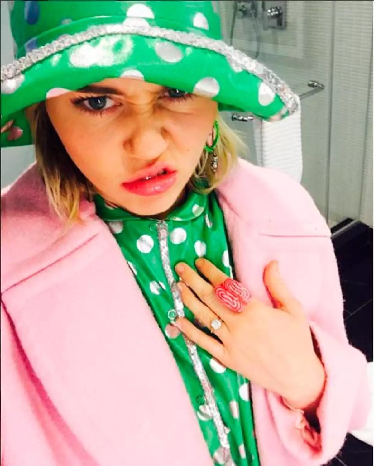 En medio de rumores de una posible reconciliación con el actor Liam Hemsworth, la cantante compartió por primera vez una foto de su anillo en sus redes sociales.