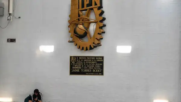 Instalaciones del IPN en donde se observa su logo y a un alumno.