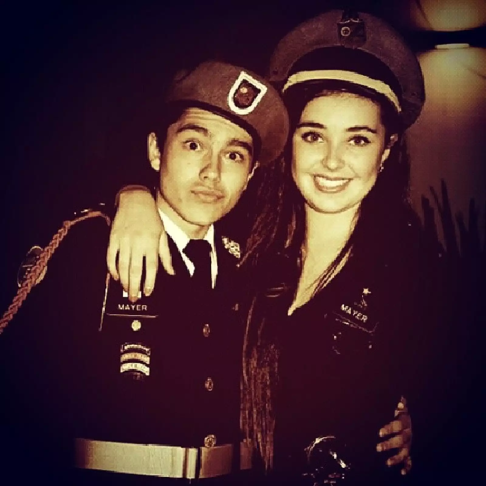 Sergio acaba de cumplir 16 y ella tiene 17.