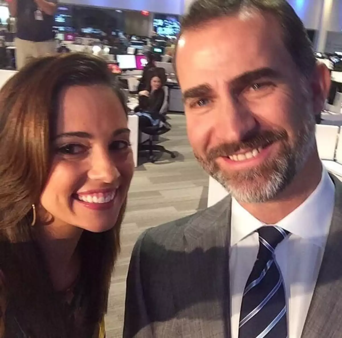 ¡Adiós princesa seria, hola reina amigable! Parece que la nueva monarca desea ganarse el corazón de su gente y no se niega a tomarse fotos con sus admiradores.