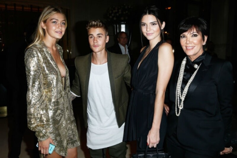 Justin de fiesta en París con Gigi Hadid, Kendall Jenner y Kris Jenner.
