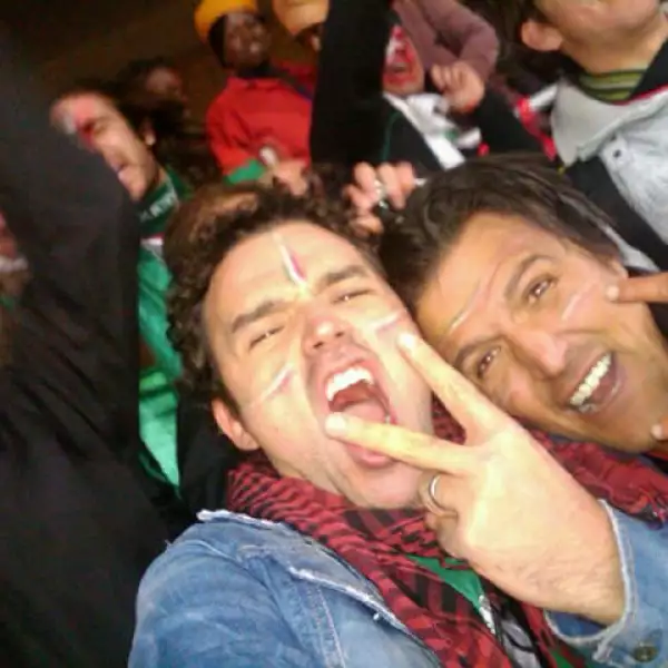 Los hermanos Rovzar celebran los 2 goles de México contra Francia en el Estadio Peter Mokaba.