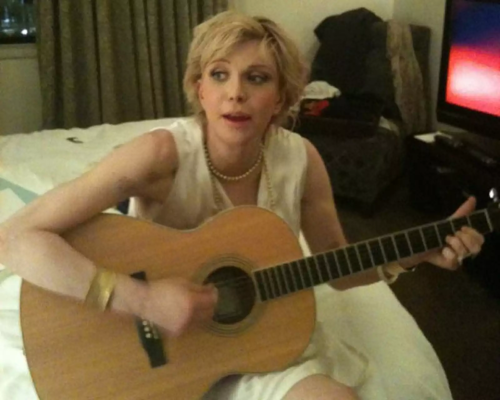 Courtney Love tocando su guitarra.