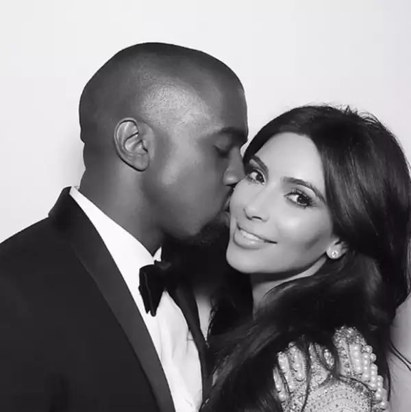 Con una serie de frases, Kim alabó en su website la actitud de su esposo.