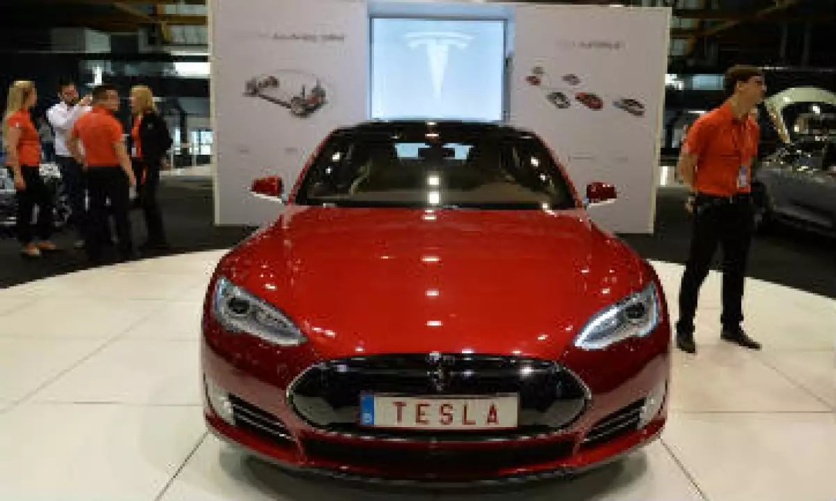 Tesla informó que la compañía entregó 50,850 vehículos a clientes en el 2015. (Foto: AFP)