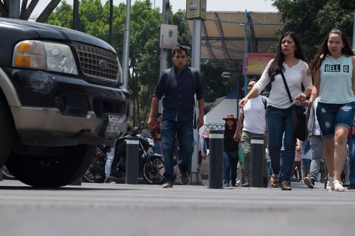 CIUDAD DE MÉXICO, 25ABRIL2019.- El programa de Fotocívicas encabezado por Claudia Sheinbaum, jefa de Gobierno y Andrés Lajous, secretario de movilidad, arrancó el pasado lunes. Funciona por puntos, cada conductor tiene asignados 10 puntos para cada placa de auto o motocicleta y dependiendo de la sanción se van restando puntos. Rebasar límites de velocidad, invadir áreas de ciclistas, no usar cinturón de seguridad, dar vuelta prohibida y circular en contraflujo, son algunas de las conductas que serán motivo de infracción. Cuando se pierden dos puntos se recibirán llamadas de atención, de 3 a 4 puntos se tomarán cursos básicos o avanzados de manejo, con 5 puntos se deberá tomar una sesión sobre la sensibilización de accidentes. Los siguientes puntos tienen la sanción de realizar trabajo comunitario o una platica sobre el Reglamento de Tránsito. Si no se cumplen las sanciones otorgadas, los autos no tendrán derecho a verificación. 
FOTO: GRACIELA LÓPEZ /CUARTOSCURO.COM