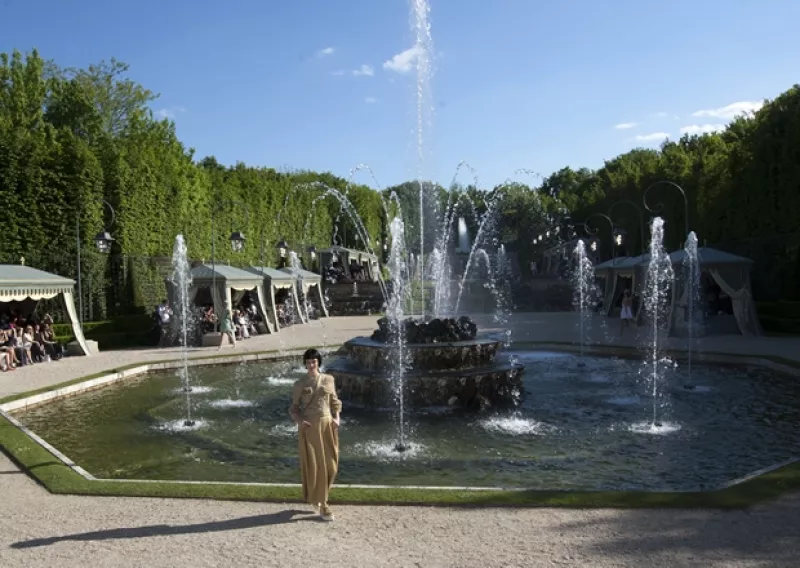 Tras casi 30 años al frente de Chanel, el diseñador alemán sigue siendo considerado como una de las personalidades más influyentes en el mundo de la moda. Descubre por qué.