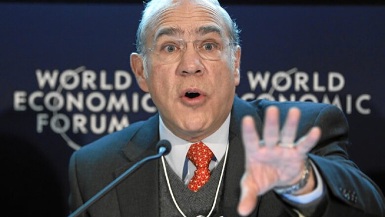 José Ángel Gurría, presidente de la Organización para la Cooperación del Desarrollo Económico, negó que Portugal y España requieran reestructurar sus deudas.