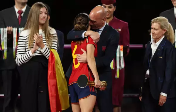 Luis rubiales besa a Jenni Hermoso