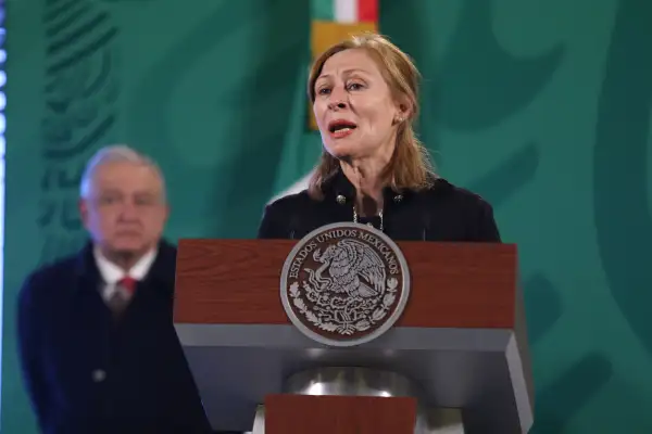 Tatiana Clouthier, entonces secretaria de Economía, habla durante la conferencia del expresidente Andrés Manuel López Obrador. 