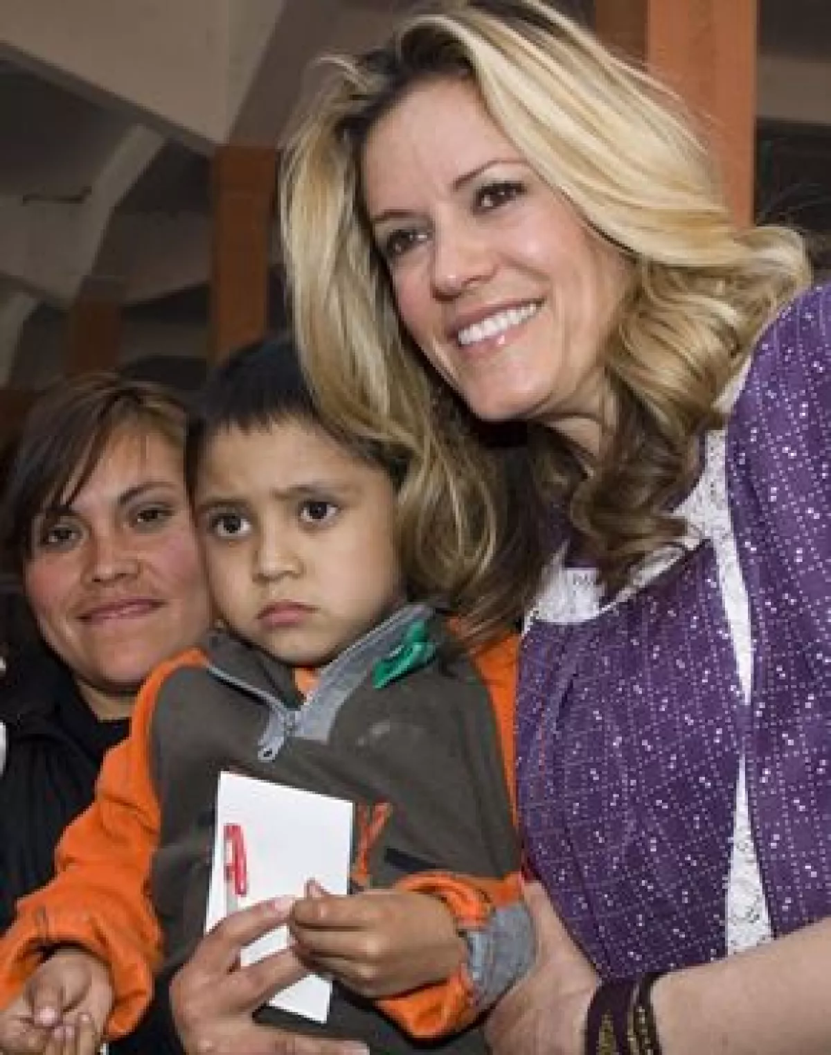La conductora entregó 320 juguetes a niños de la Organización Luz de Vida, A.C.