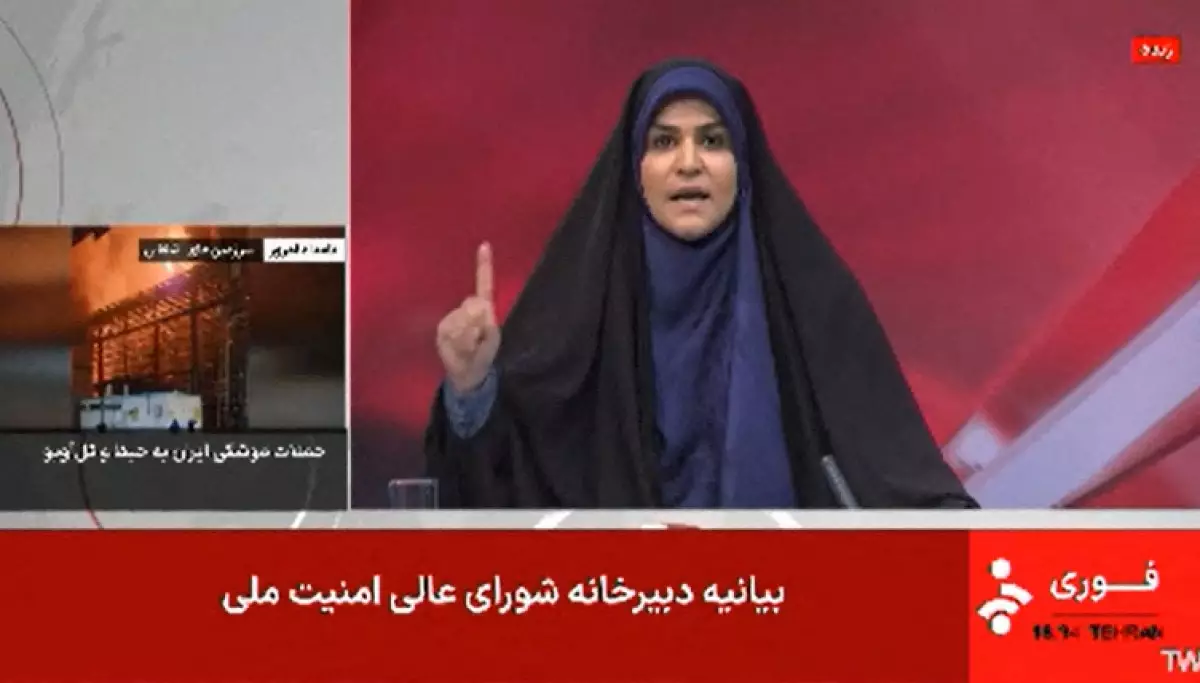 Esta captura de imágenes tomadas de imágenes transmitidas por el periódico IRINN de Irán el 16 de junio de 2025, muestra a una reportera de noticias gesticulando mientras presenta la noticia segundos antes de una fuerte explosión. El edificio de Radiodifusión de la República Islámica de Irán (IRIB) fue alcanzado en un ataque israelí el 16 de junio, cortando la cobertura en vivo de inmediato. (Imagen principal del artículo web "Israel bombardea televisión estatal de Irán durante transmisión en vivo"). 