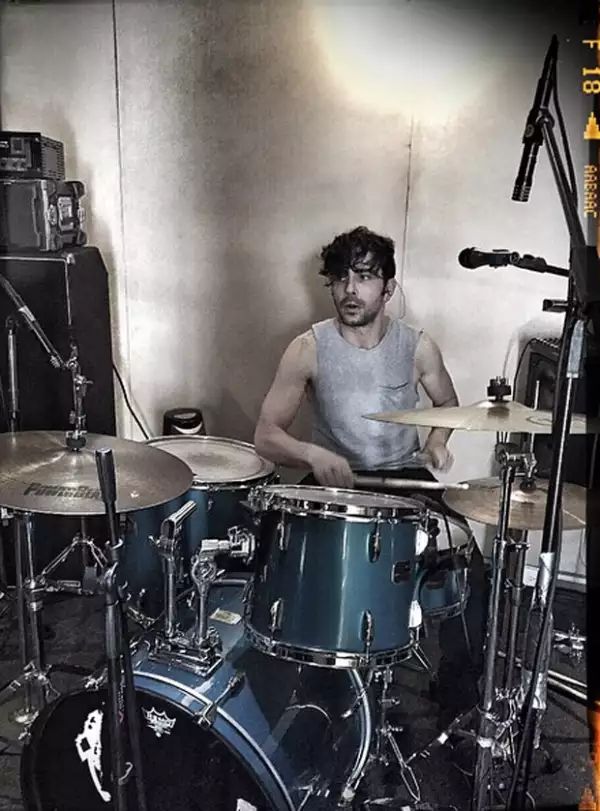 Juan Ugarte en la batería de Agustín para El Alien.