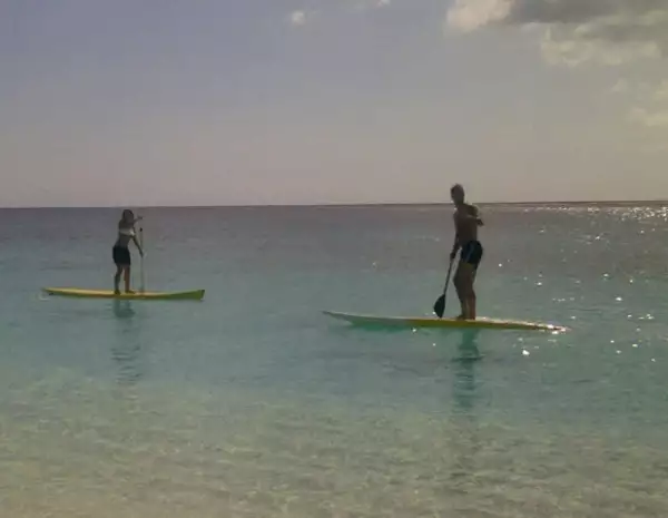 La pareja realizó una de las actividades más comúnes en el mar.