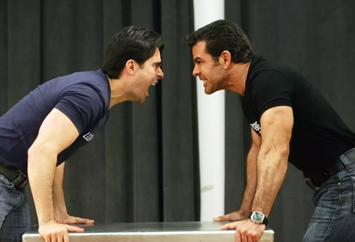 Los actores mexicanos interpretan a una pareja de policías, que tras acudir a una llamada de emergencia, sus vidas cambiarán por completo.