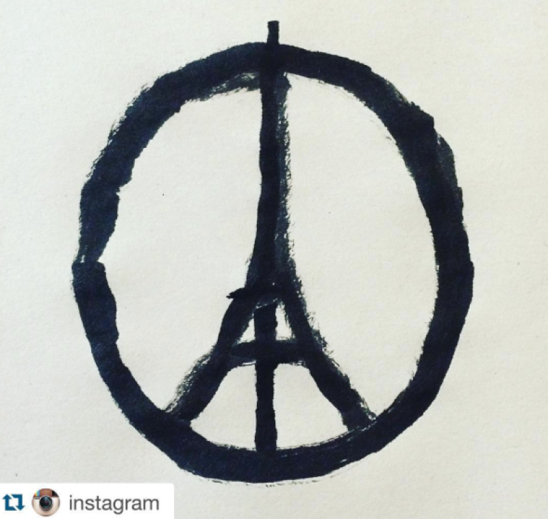 Un símbolo de la paz con la torre Eiffel fue lo que el actor compartió en Instagram.
