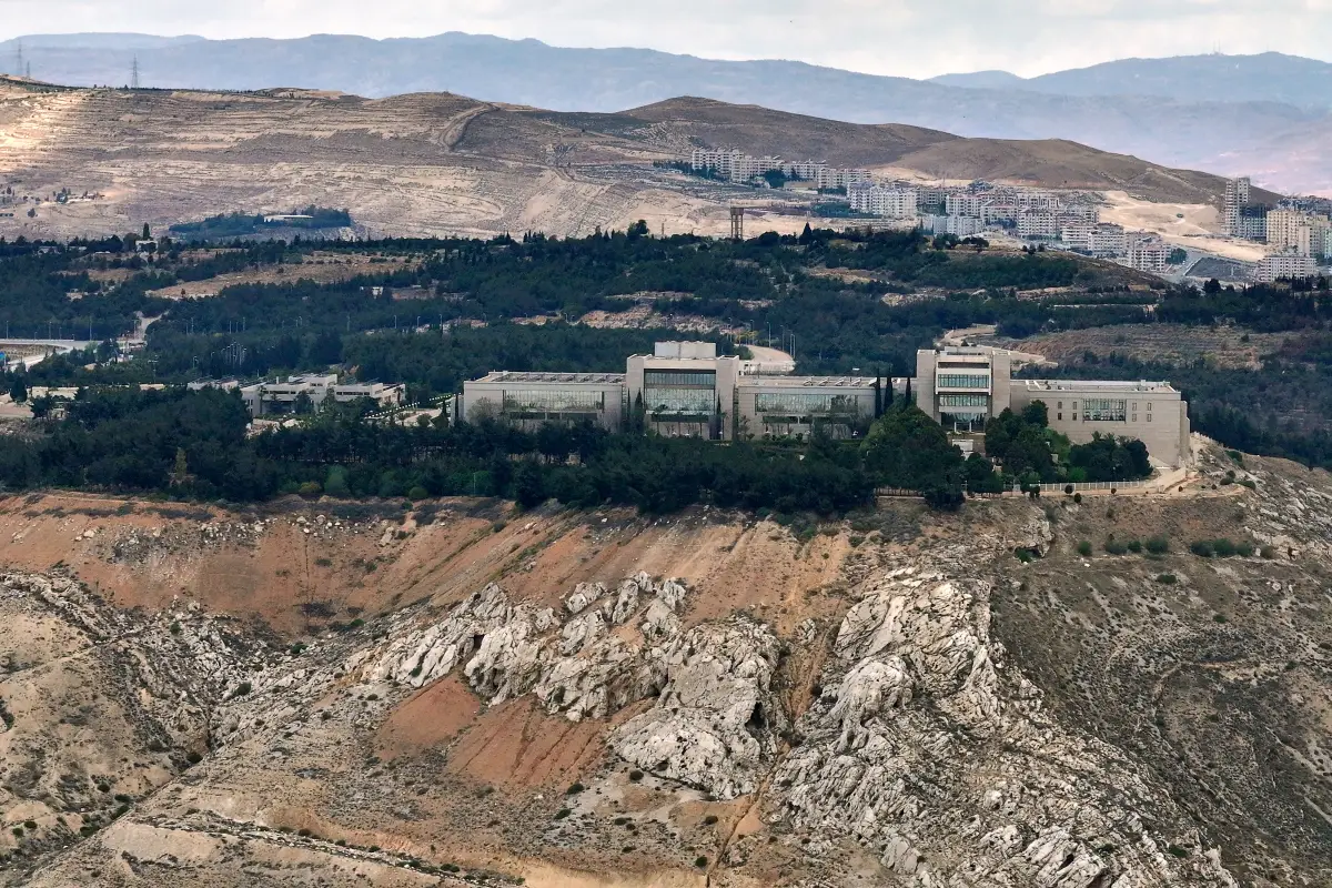 Esta foto aérea muestra el palacio presidencial sirio en el monte Qasyoun de Damasco el 2 de mayo de 2025. 