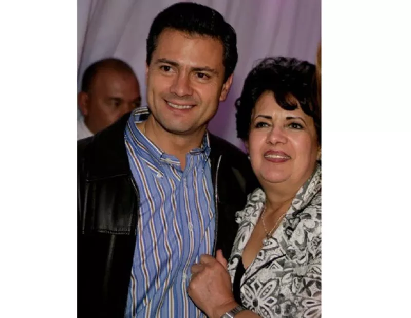 El ex gobernador del estado de México, publicó en su muro de la red social, un mensaje de felicitación para su mamá.