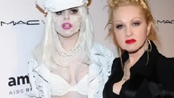 Ambas cantantes fueron presentadas en Londres como imagen de la ya conocida campaña altruista Viva Glam de la marca de cosméticos.