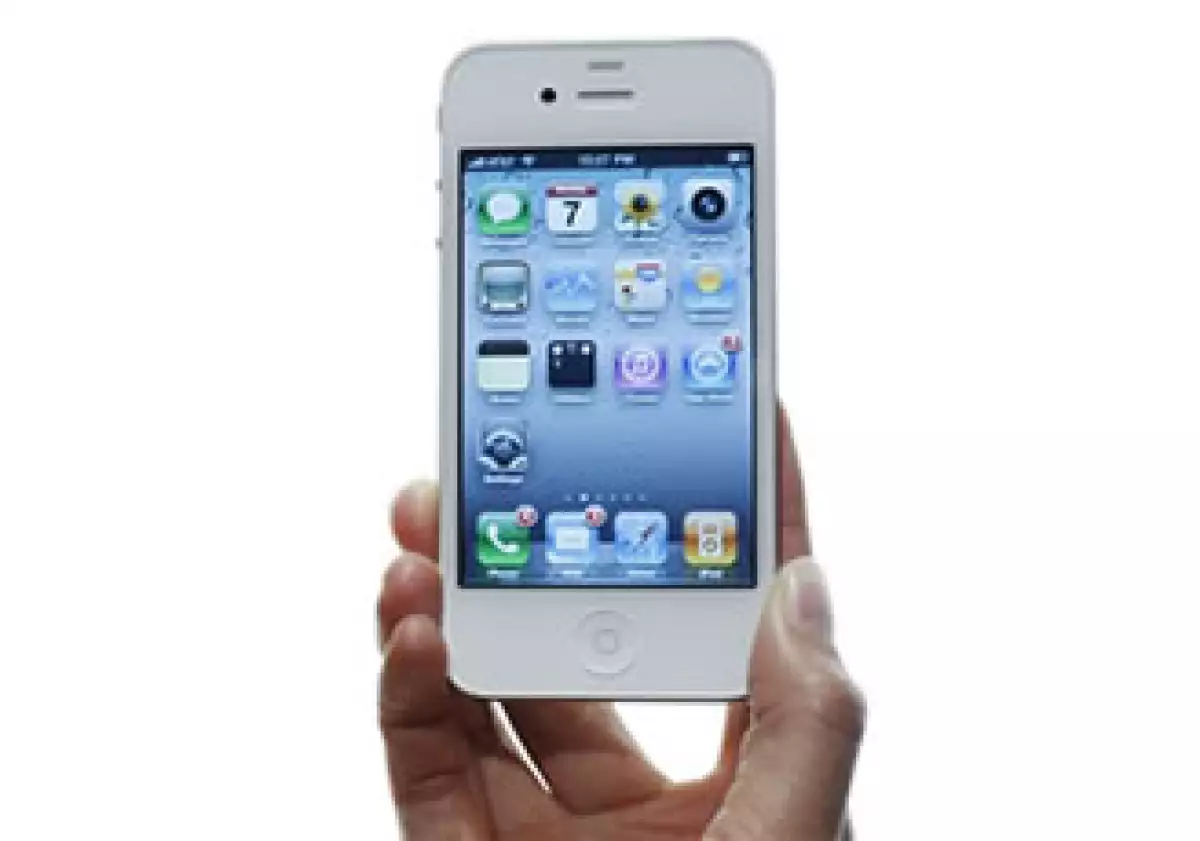 El CEO de Apple, Steve Jobs, presentó la versión blanca del teléfono cuando se lanzó el iPhone 4 en junio de 2010. (Foto: AP)