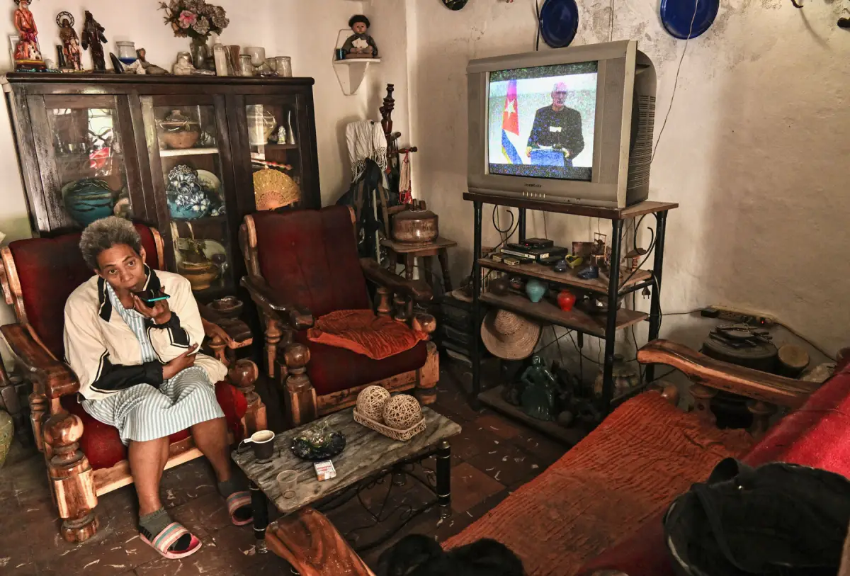 Una mujer escucha al presidente de Cuba, Miguel Díaz-Canel, hablar en la Televisión Nacional en su casa de La Habana el 5 de febrero de 2026. Cuba está preparada para mantener un diálogo con los Estados Unidos, pero no bajo presión, insistió el presidente Miguel Díaz-Canel el jueves después de meses de amenazas del presidente estadounidense Donald Trump.