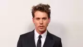 Foto de Austin Butler vestido de traje negro y corbata.