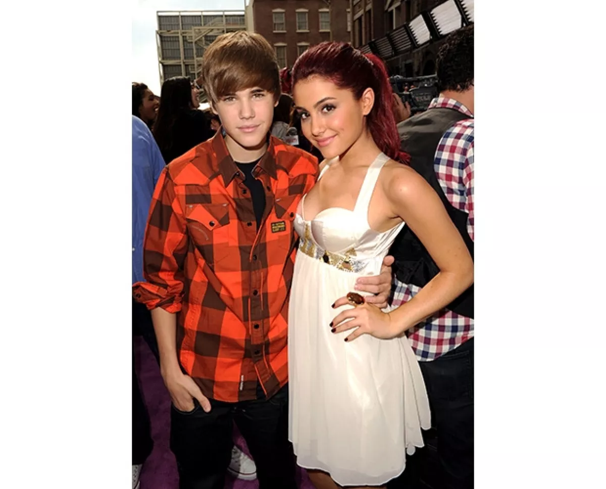 Justin y Ariana se conocen desde hace tiempo, es por eso que Justin decidió invitarla a abrir uno de sus conciertos.