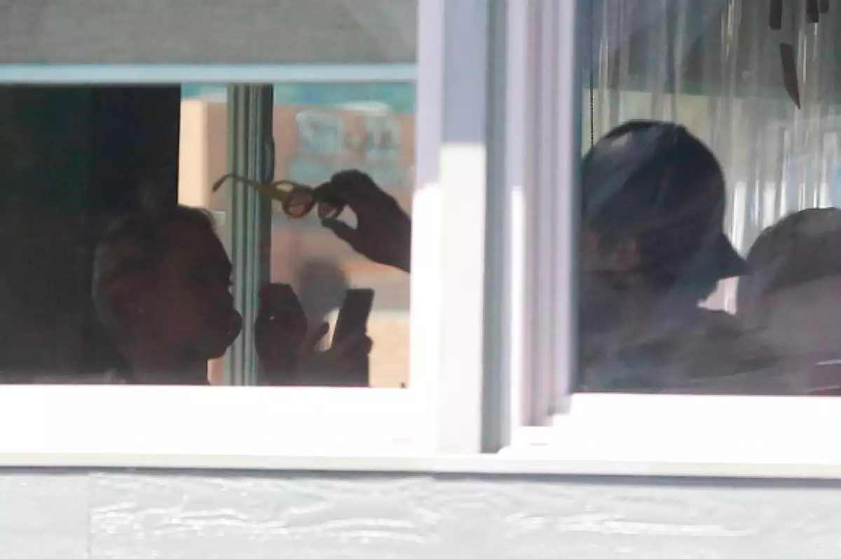 Patrick parace intentarlo todo por recuperar la confianza de su novia, quien durante su date no dejó su celular ni un momento.