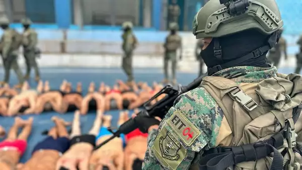 Imagen del folleto publicada por las Fuerzas Armadas ecuatorianas que muestra a las fuerzas de seguridad vigilando a los reclusos después de que los soldados y las fuerzas policiales recuperaran el control de la prisión de Turi en Cuenca, Ecuador, el 14 de enero de 2024.