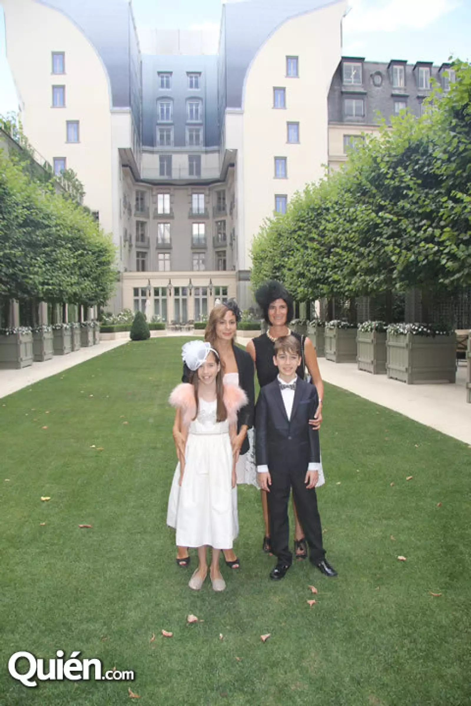 Anyk y Axel Madrazo con sus madrinas Audrey Delaunay y Maricarmen Nuñez Bascuñana