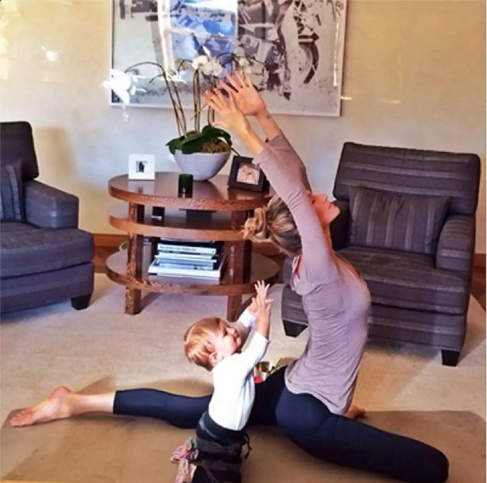 Enseñar con el ejemplo: Gisele y su pequeña Vivian practicando yoga.